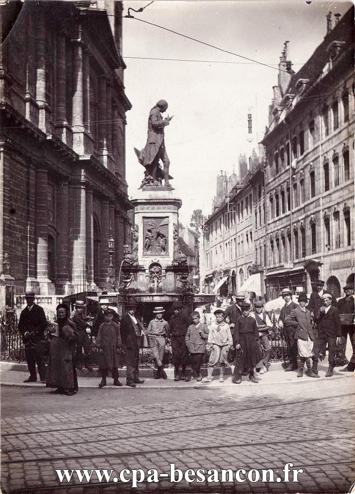 BESANÇON - Église de la Madeleine et statue de Jouffroy, en septembre 1907.